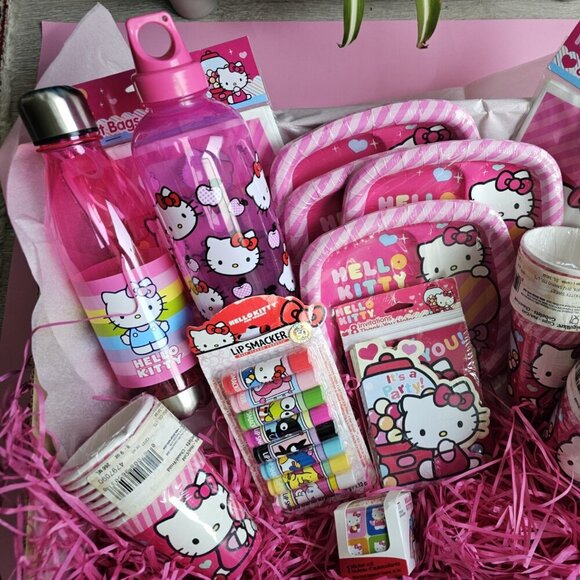 💖 Ultimate Christmas Gift! Hello Kitty Collector’s Dream Basket 176-Piece - Picture 2 of 16